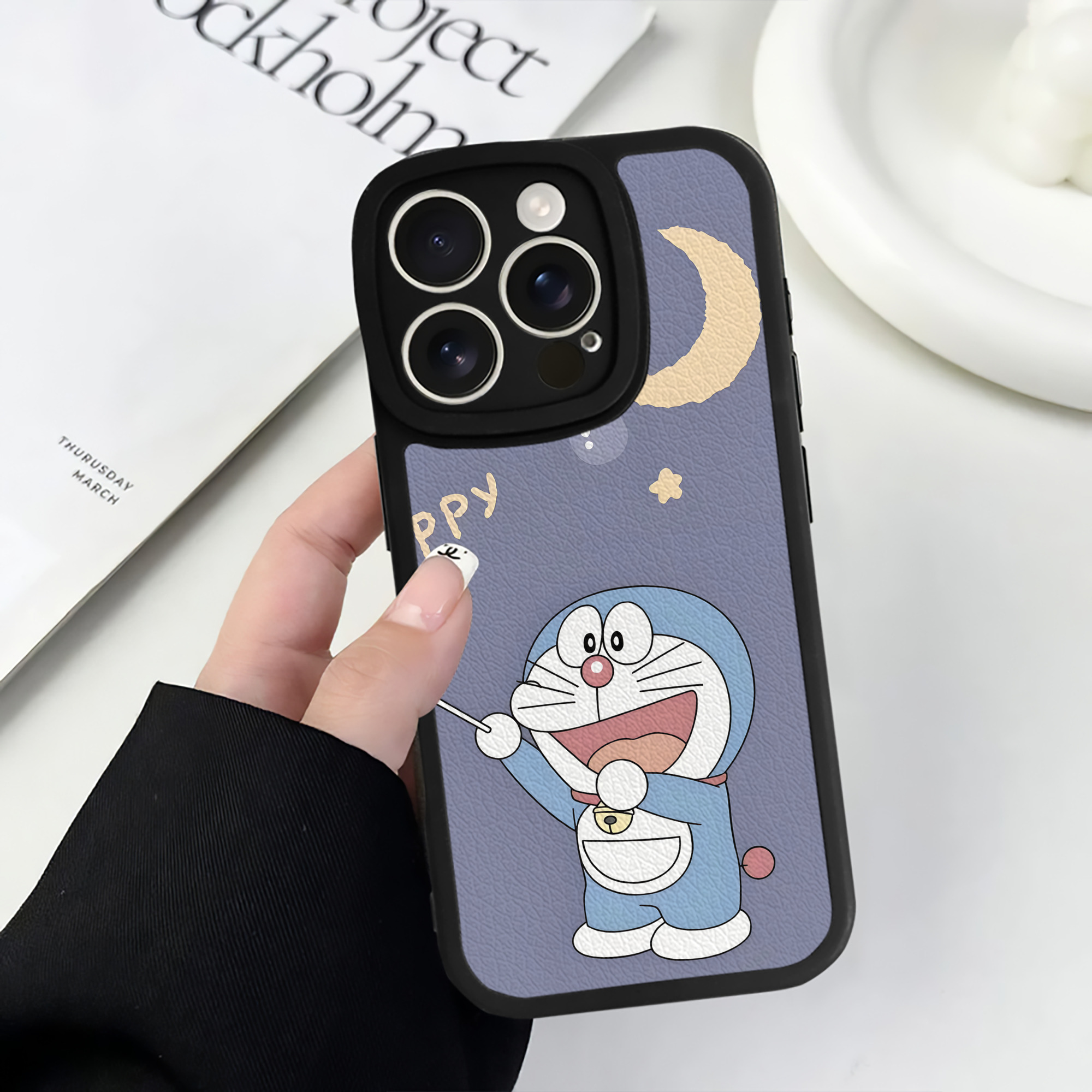 （画像用） ドラえもん Doraemon 【iPhone 16シリーズ対応】シリコンスマホケース（レザー調） 材質：シリコン